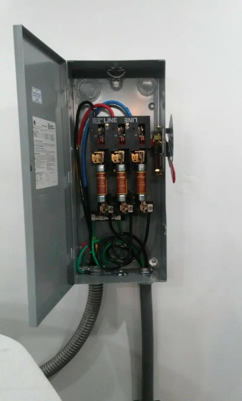 Three-phase disconnect switch installed for Smoke Detector Installation in Woodville